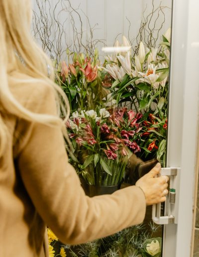photo dune femme dans un magasin de fleurs et de plantes photo prise par iso multimedia