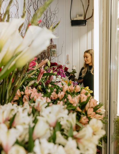photo dune femme dans un magasin de fleurs et de plantes photo prise par iso multimedia