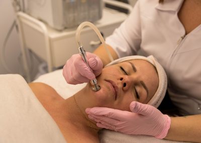 photo dune femme dans un spa recevant un soin pour le visage photo prise par iso multimedia pour institut medisens