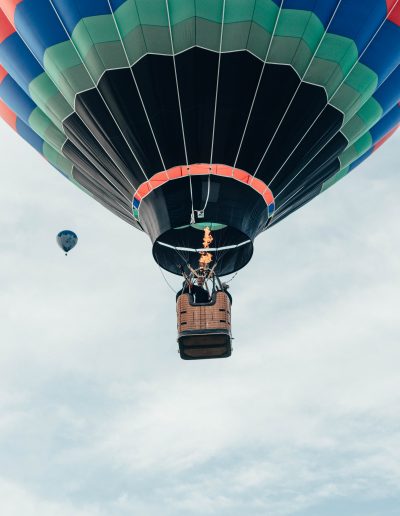 photo dune montgolfiere qui prend son envol prise par iso multimedia pour festival montgolfiere